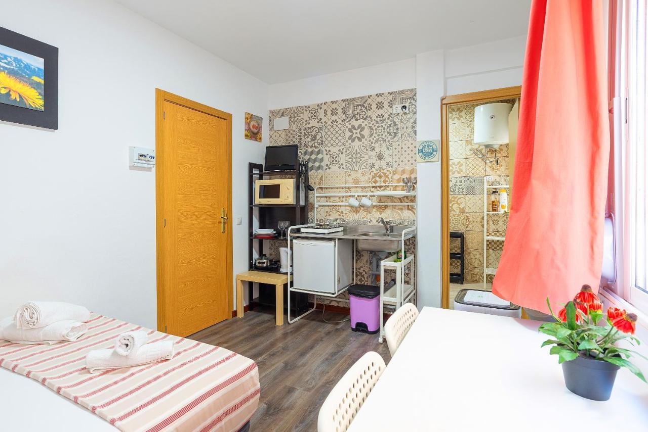 Rooms Young People Only, Soho Citycenter Malaga Bagian luar foto