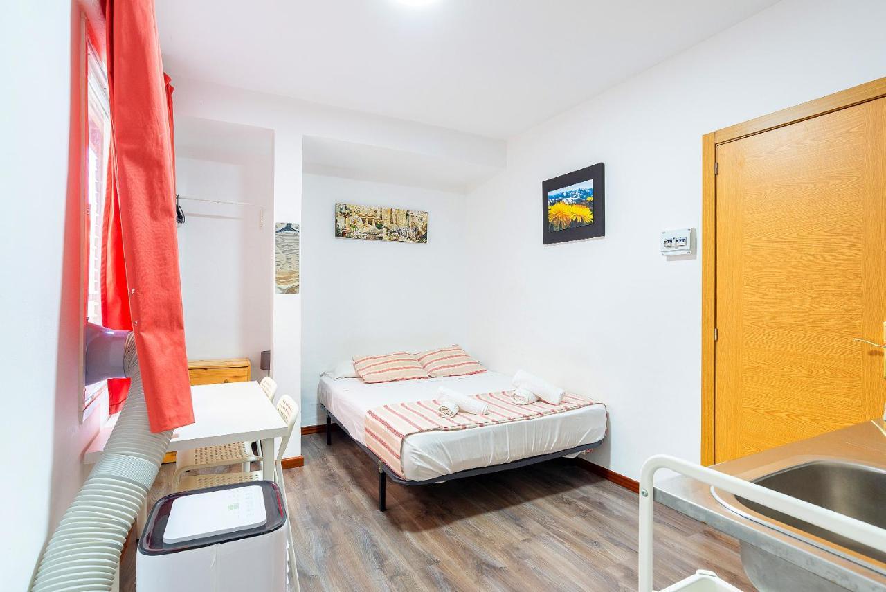 Rooms Young People Only, Soho Citycenter Malaga Bagian luar foto