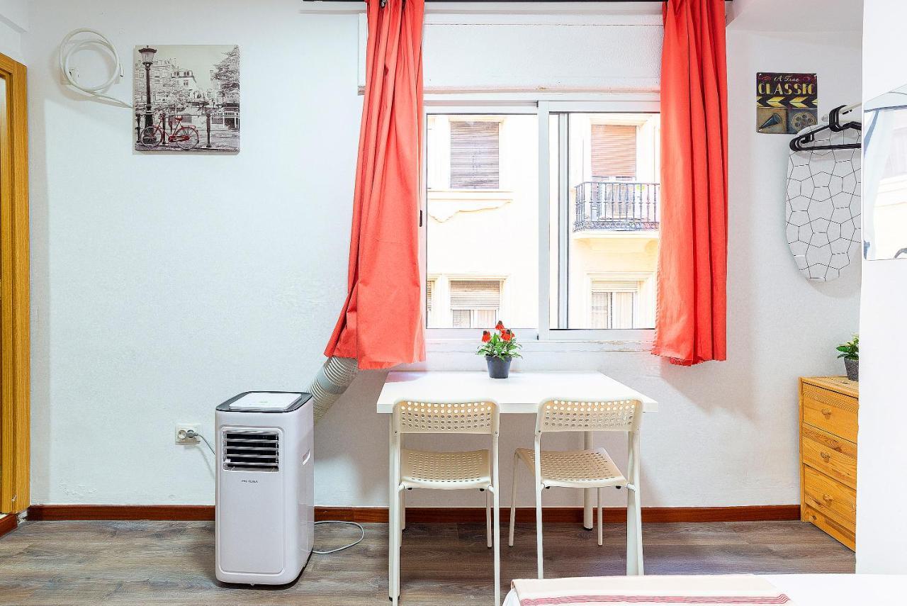Rooms Young People Only, Soho Citycenter Malaga Bagian luar foto